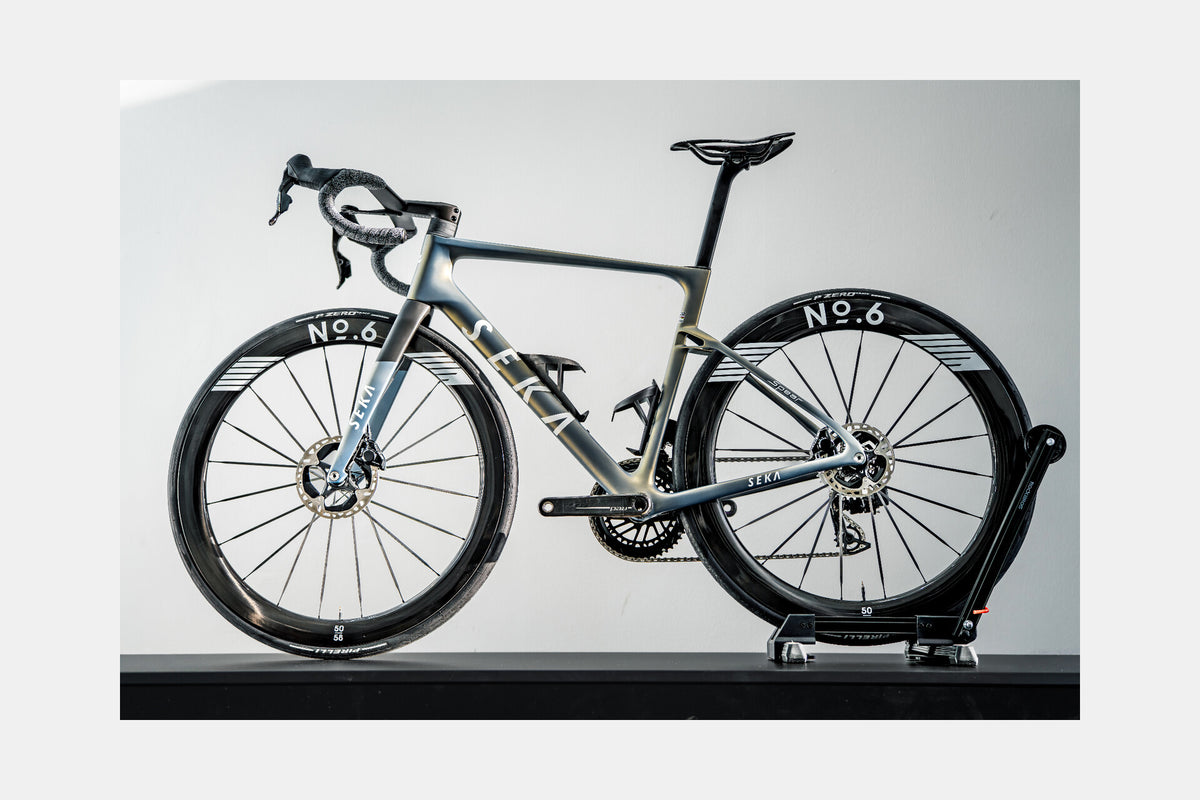 Seka Spear RDC Twilight Blue – Komplettbike Seitenansicht mit No.6 50/58 Carbon